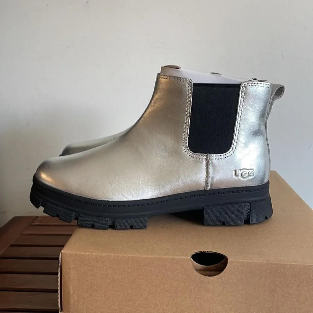 UGG Kids' Ashton Chelsea Leather Boots Silver USA Big Kid 6Y/UK5/EU38(BOX CRUSH)